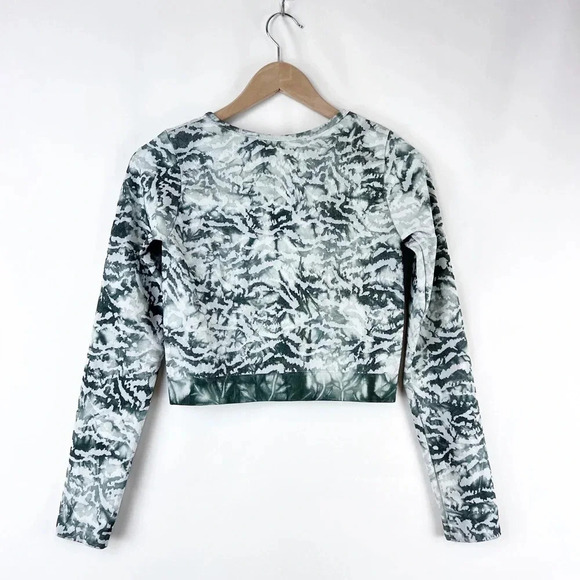Fabletics Mari Seamless Long Sleeve Crop Top Size M Tiger Tie Dye Green White - Picture 2 of 4